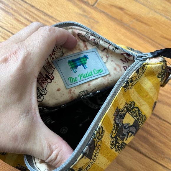 Handmade HufflePuff / Hogwarts Cosmetic Case - Picture 4 of 4